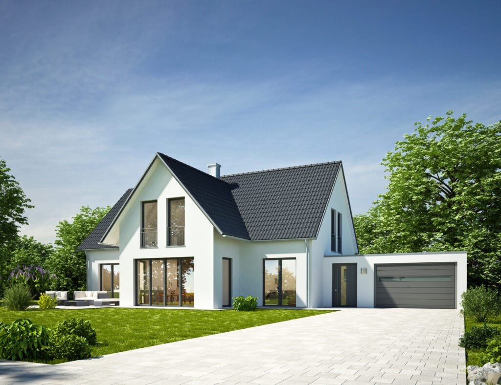 Bodenversiegelung bei einem weißen Haus und Garage mit Garten.