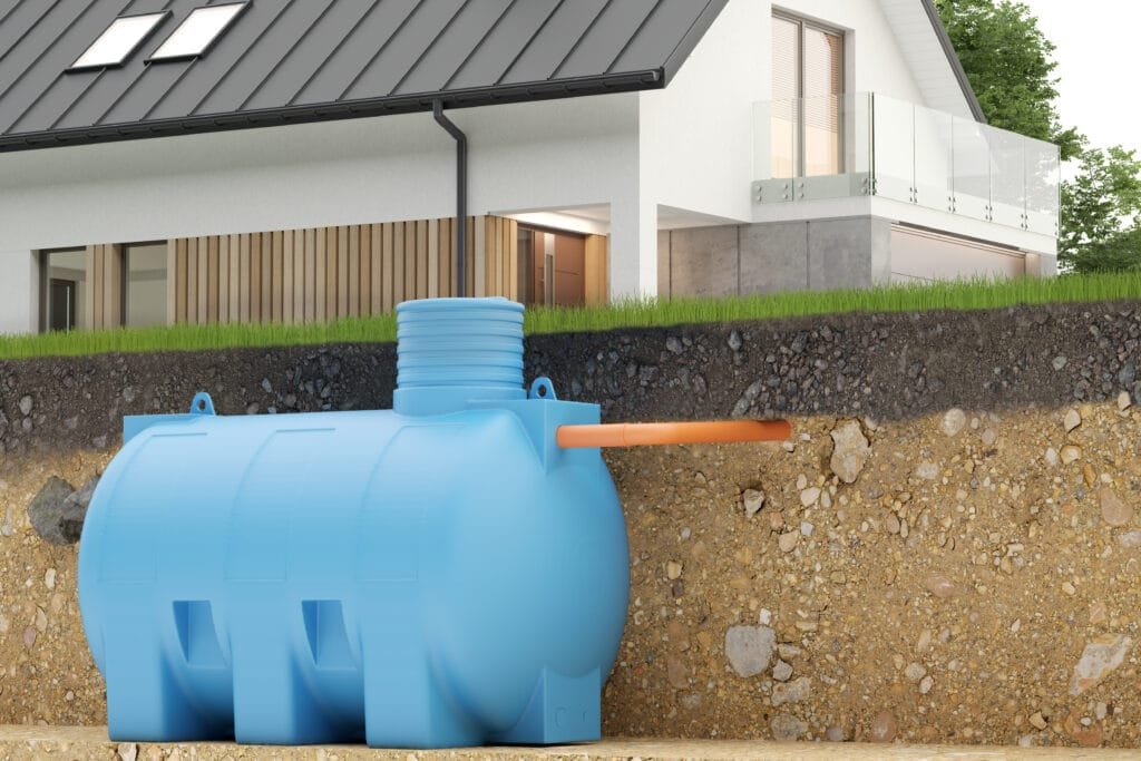 Zisterne einer Regenwassernutzungsanlage, die an ein Haus angeschlossen ist
