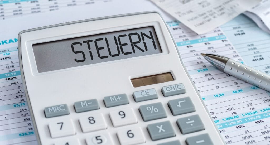 Taschenrechner mit Dokumenten - Steuern